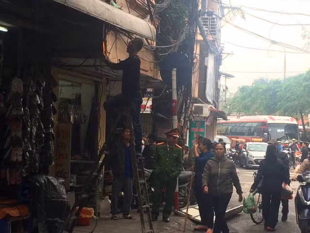 Hà Nội đồng loạt ra quân “giải cứu” vỉa hè (video) ảnh 3