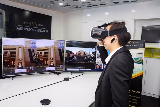 Anh Trần Ngọc Tuân trải nghiệm VR để học tiếng Anh.
