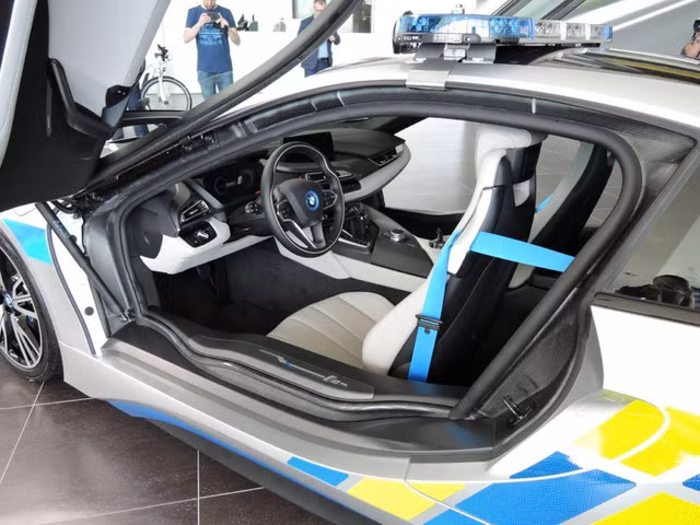 Cảnh sát Séc dùng siêu xe hybrid BMW i8 ảnh 3