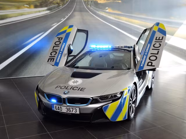 Cảnh sát Séc dùng siêu xe hybrid BMW i8 ảnh 2