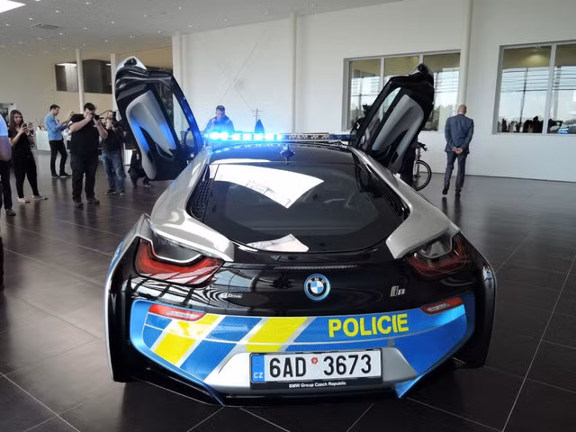 Cảnh sát Séc dùng siêu xe hybrid BMW i8 ảnh 4