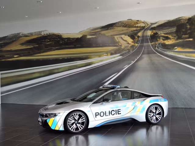 Cảnh sát Séc dùng siêu xe hybrid BMW i8 ảnh 5