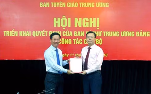 Ông Võ Văn Thưởng trao quyết định bổ nhiệm cho ông Bùi Trường Giang/ Ảnh: Vietnamnet