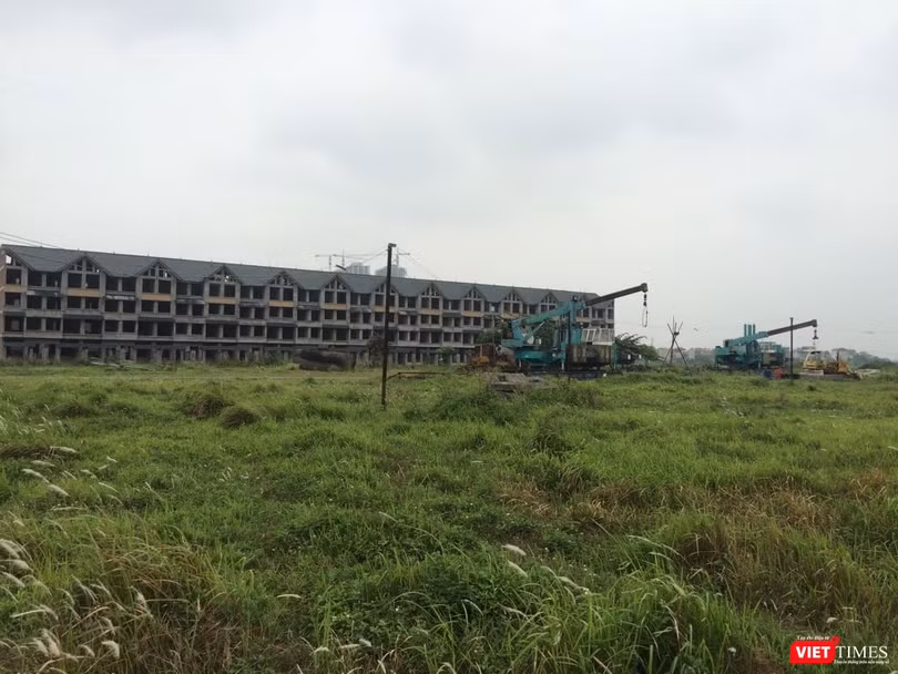 Hoạt động xây dựng trong khu đô thị Kim Chung - Di Trạch đã đình trệ nhiều năm. Hoạt động xây dựng trong khu đô thị Kim Chung - Di Trạch đã đình trệ nhiều năm.