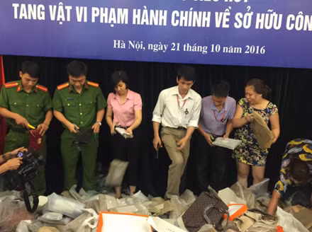 Rất nhiều túi xách, ví da, dây lưng,.. của các thương hiệu lớn bị làm nhái.