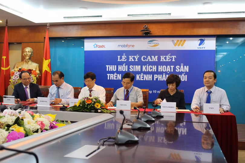 Cam kết thu hồi SIM kích hoạt sẵn trên các kênh phân phối giữa 5 mạng di động với Bộ TT&TT bắt đầu được áp dụng từ ngày 1/11/2016 (Ảnh: Việt Hải)