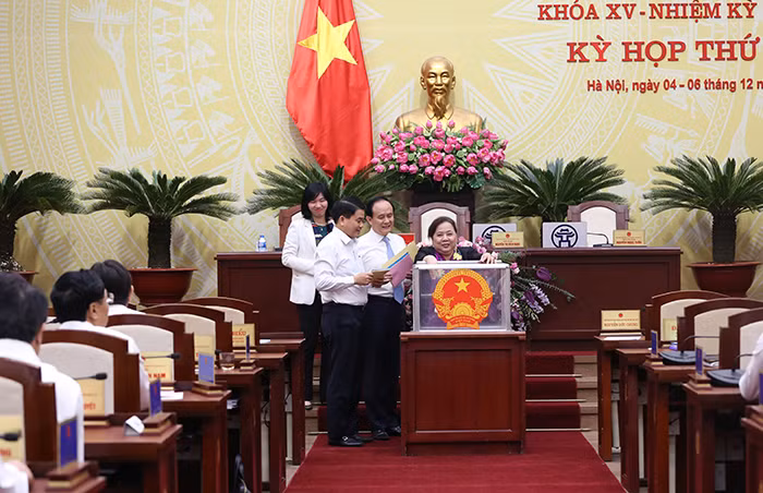 Các đại biểu HĐND Tp. Hà Nội thực hiện bỏ phiếu tín nhiệm với các chức danh. (Ảnh: Hanoi.gov.vn)