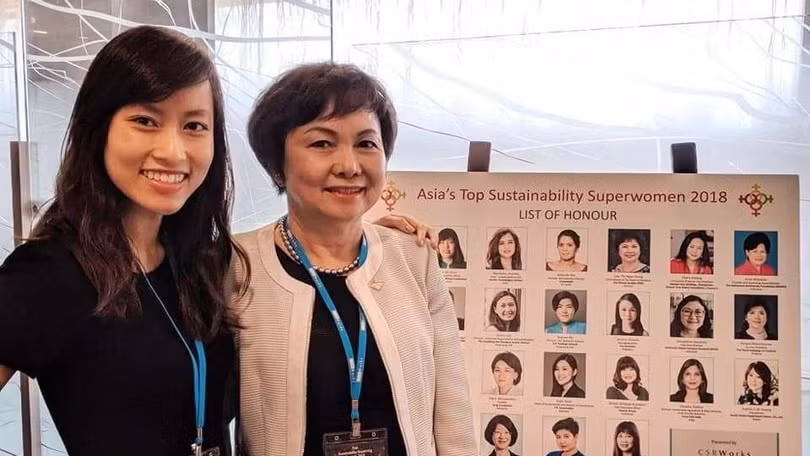 Bà Trần Phương Ngọc Hà (bên trái) chụp ảnh cùng bà Cao Thị Ngọc Dung (bên phải).