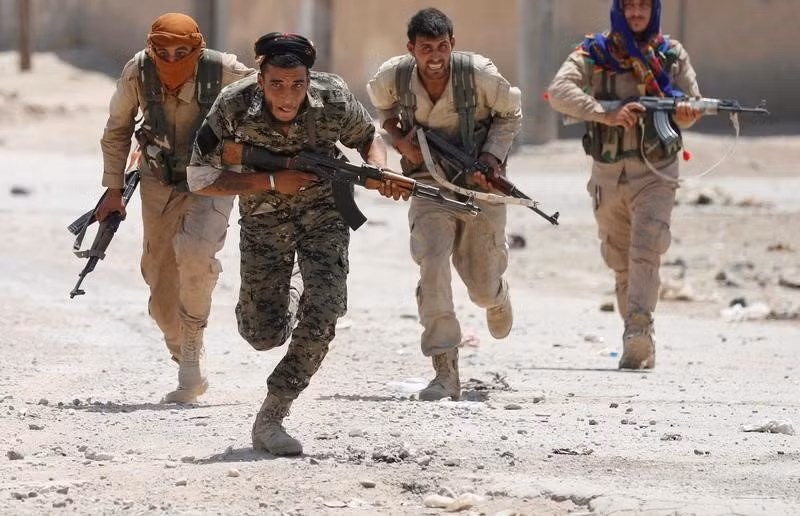 Hàng nghìn phiến quân IS thoát chết tại tử địa Raqqa nhờ...Mỹ? ảnh 3