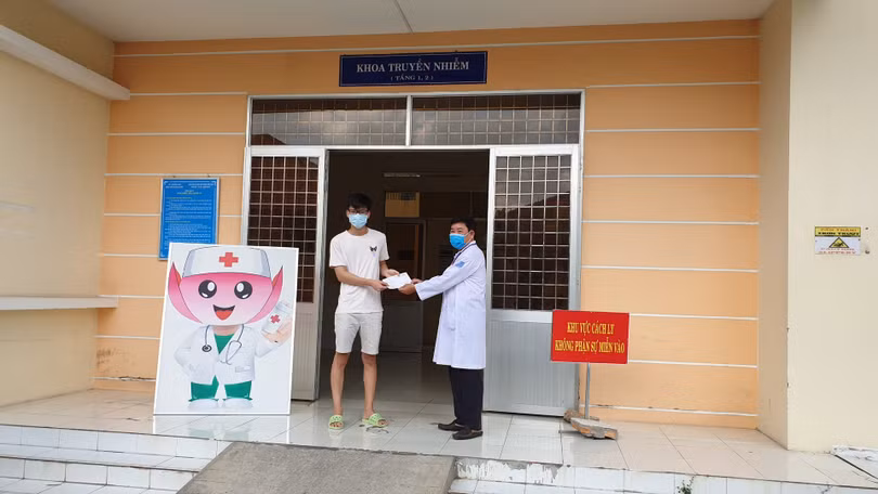 Bệnh nhân mắc COVID-19 điều trị tại Bệnh viện Đa khoa Sa Đéc, tỉnh Đồng Tháp được công bố khỏi bệnh trong chiều nay (1/6). Ảnh: Phạm Hằng 