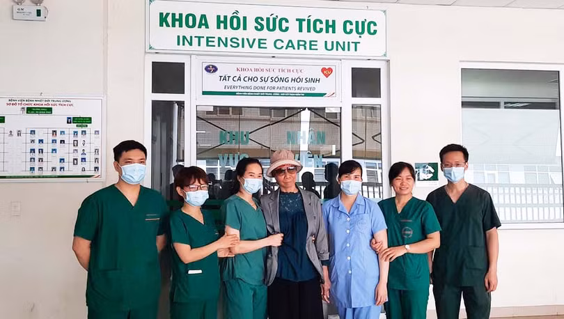 Bệnh nhân 19 chụp ảnh cùng các bác sĩ tại Khoa Hồi sức tích cực trong ngày xuất viện trở về nhà. Ảnh: Đặng Thanh 