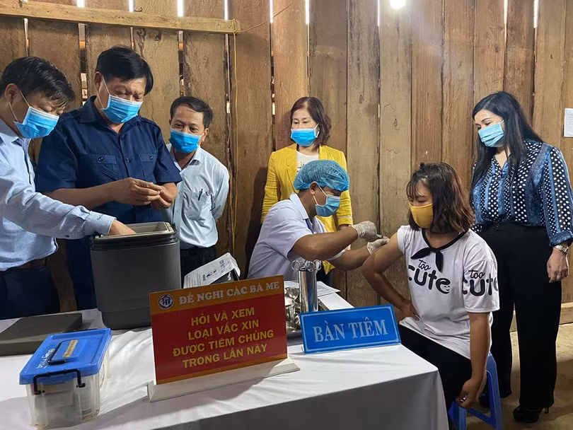 Thứ trưởng Đỗ Xuân Tuyên kiểm tra công tác tiêm chủng phòng bệnh bạch hầu. (Ảnh: Vũ Mạnh Cường)