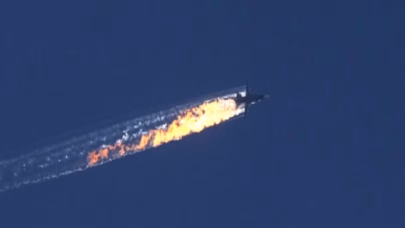Hình ảnh chiếc Su-24 của Nga bị Thổ Nhĩ Kỳ bắn rơi.