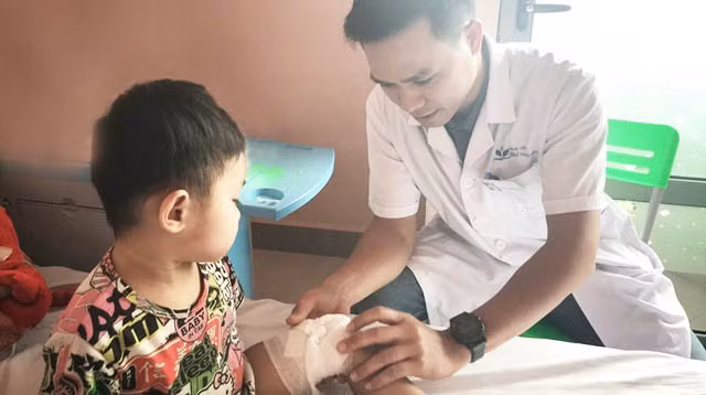 BS. Phùng Công Sáng thăm khám cho một bệnh nhi 
