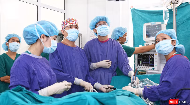 Bác sĩ phẫu thuật cho bệnh nhân