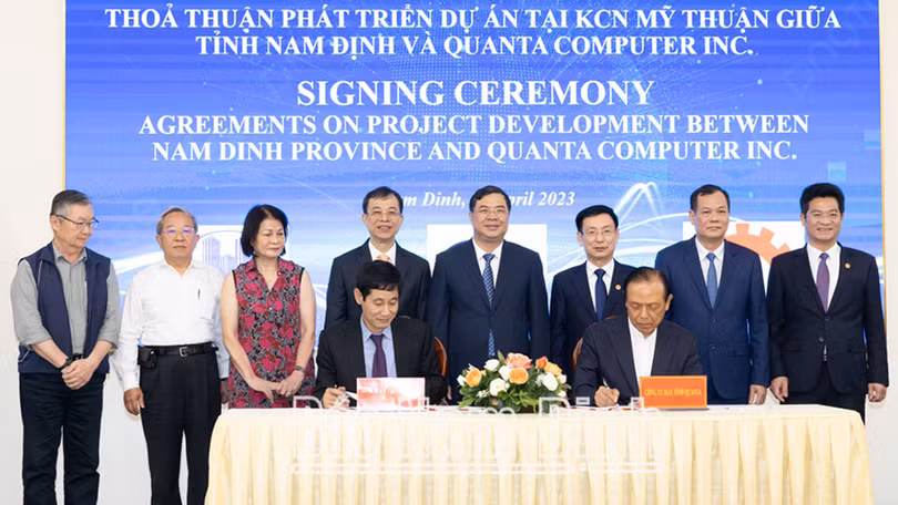 Đại diện cơ quan liên quan tỉnh Nam Định và lãnh đạo Tập đoàn Quanta ký thỏa thuận phát triển dự án sản xuất máy tính quy mô lớn tại Khu công nghiệp Mỹ Thuận (Ảnh: Báo Nam Định) Đại diện cơ quan liên quan tỉnh Nam Định và lãnh đạo Tập đoàn Quanta ký thỏa thuận phát triển dự án sản xuất máy tính quy mô lớn tại Khu công nghiệp Mỹ Thuận (Ảnh: Báo Nam Định)