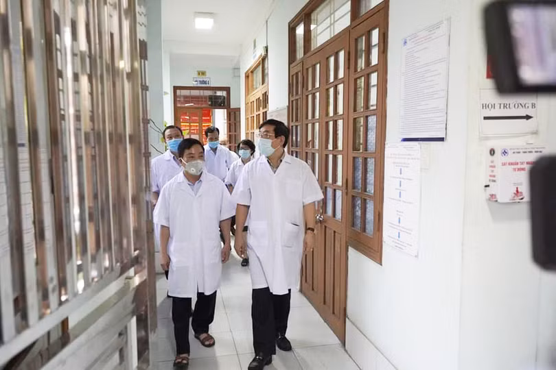 PGS.TS. Lương Ngọc Khuê - Cục trưởng Cục Quản lý Khám, chữa bệnh, Bộ Y tế trực tiếp kiểm tra công tác cách ly, điều trị cho bệnh nhân mắc COVID-19 tại Bệnh viện Đa khoa tỉnh Thái Bình. (Ảnh: Lê Hảo)