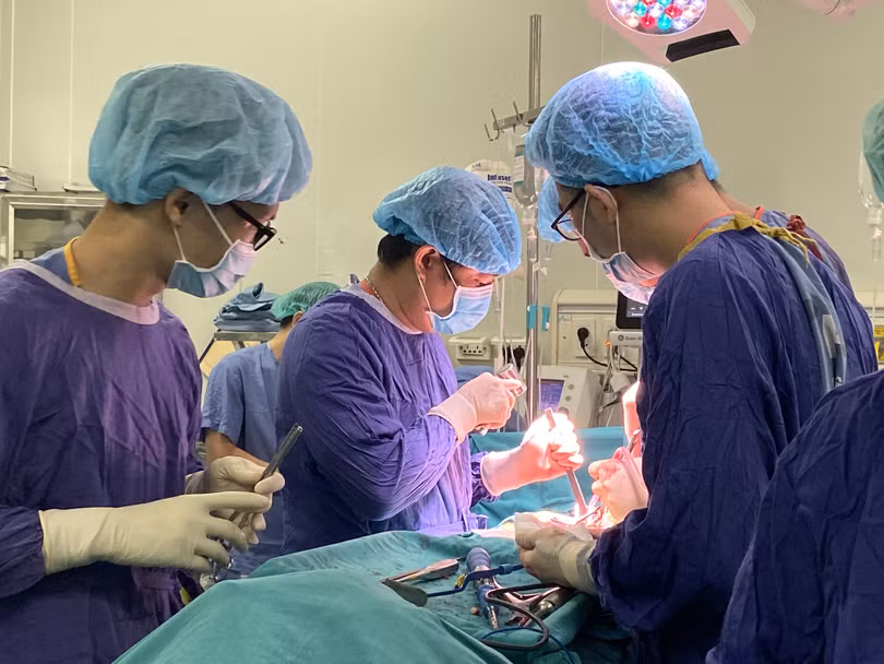 Các bác sĩ phẫu thuật vẹo cột sống cho bệnh nhân (Ảnh: BVCC) 