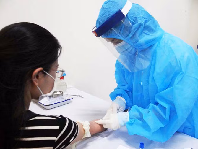 Nhân viên y tế lấy mẫu bệnh phẩm (Ảnh: Hạnh Ngân- SYT TP. Hà Nội) 