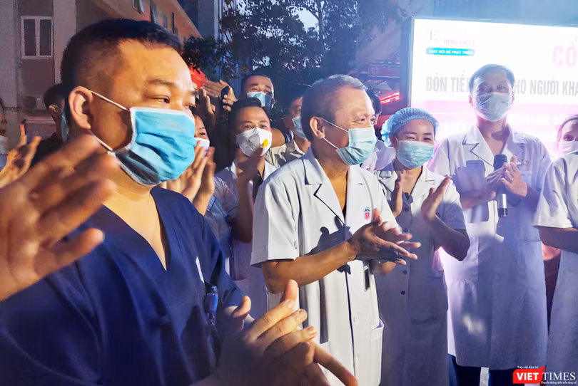 GS. TS. Lê Ngọc Thành – Giám đốc Bệnh viện E (áo trắng ở giữa) vui mừng khi bệnh viện hết phong tỏa (Ảnh: Minh Thúy) 