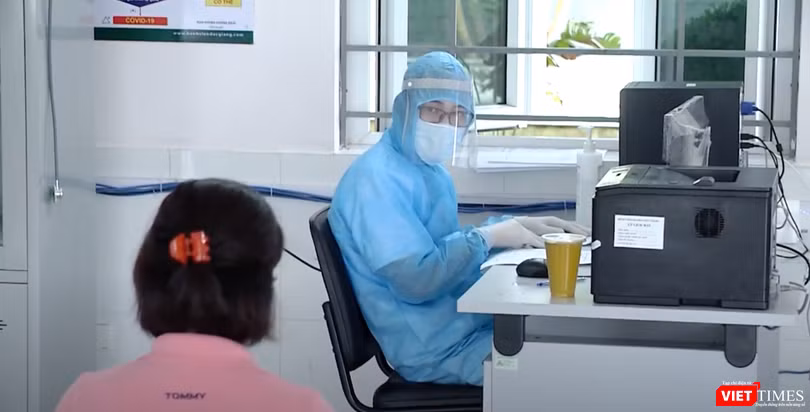 Nhân viên y tế thăm hỏi tình hình sức khỏe bệnh nhân (Ảnh: Minh Thúy - nguồn: BYT) 