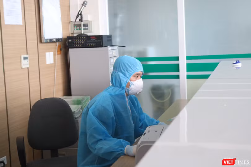 Nhân viên y tế trực cấp cứu tại bệnh viện (Ảnh: Minh Thúy) 
