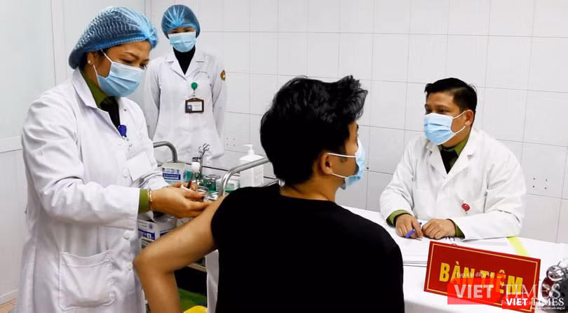 Tình nguyện viên tiêm vaccine phòng COVID-19 Nanocovax (Ảnh - Minh Thuý) Tình nguyện viên tiêm vaccine phòng COVID-19 Nanocovax (Ảnh - Minh Thuý)