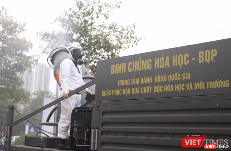 Cán bộ Binh chủng Hoá học, Bộ Quốc phòng phun khử khuẩn (Ảnh: Minh Thuý) Cán bộ Binh chủng Hoá học, Bộ Quốc phòng phun khử khuẩn (Ảnh: Minh Thuý)