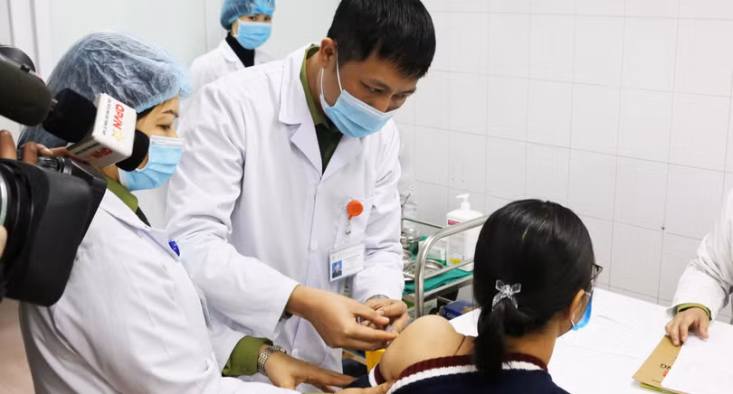 Cán bộ y tế tiêm vaccine phòng COVID-19 cho tình nguyện viên (Ảnh: Vũ Nga)
