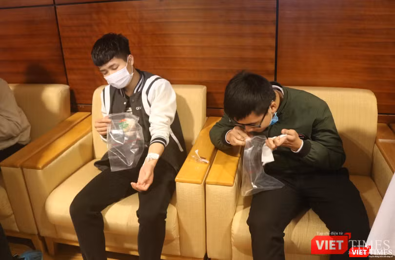 Tình huống nhiều người bị ngộ độc thực phẩm được đưa ra ở buổi diễn tập (Ảnh: Minh Thuý) Tình huống nhiều người bị ngộ độc thực phẩm được đưa ra ở buổi diễn tập (Ảnh: Minh Thuý)