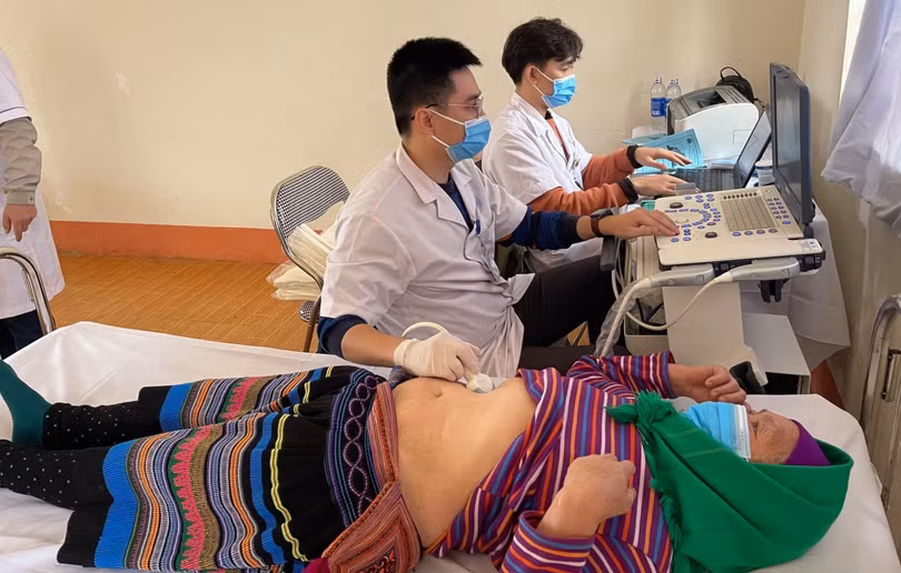 Bác si trực tiếp thăm khám cho người cao tuổi ở xã Sín Chéng, huyện Si Ma Cai, tỉnh Lào Cai (Ảnh: BVCC) Bác si trực tiếp thăm khám cho người cao tuổi ở xã Sín Chéng, huyện Si Ma Cai, tỉnh Lào Cai (Ảnh: BVCC)