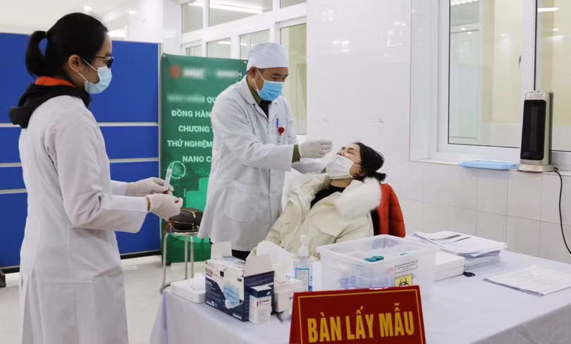 Cán bộ lây mẫu cho tình nguyện viên tham gia thử nghiệm vaccine (Ảnh: Vũ Nga) Cán bộ lây mẫu cho tình nguyện viên tham gia thử nghiệm vaccine (Ảnh: Vũ Nga)