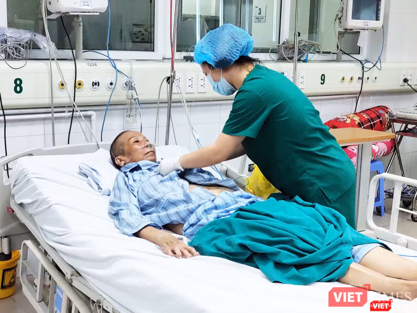 Nhân viên y tế chăm sóc cho bệnh nhân COVID-19 (Ảnh - Minh Thuý) Nhân viên y tế chăm sóc cho bệnh nhân COVID-19 (Ảnh - Minh Thuý)