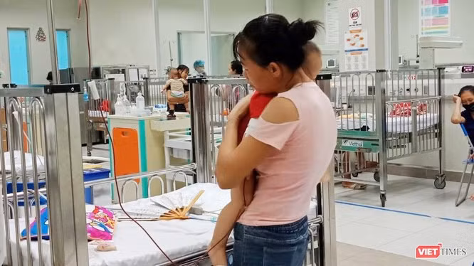 Cha mẹ chăm sóc cho trẻ tại bệnh viện. Ảnh: Minh Thúy 