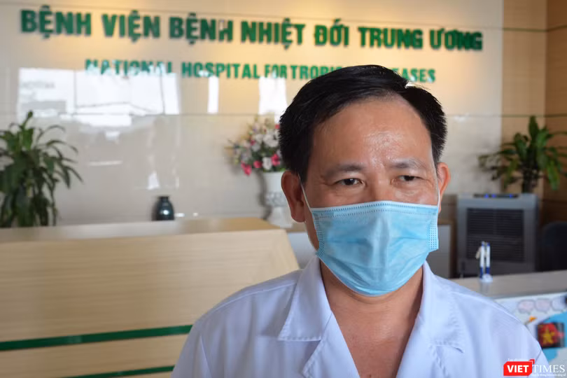 BS. Trần Duy Hưng - Trưởng khoa Nhiễm khuẩn tổng hợp, Bệnh viện Bệnh Nhiệt đới Trung ương cơ sở 2. Ảnh: Hoàng Anh 
