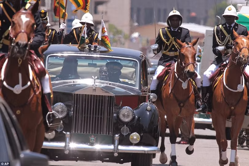 Tổng thống Zimbabwe Mugabe: Nước nghèo, gia đình sống vương giả ảnh 8