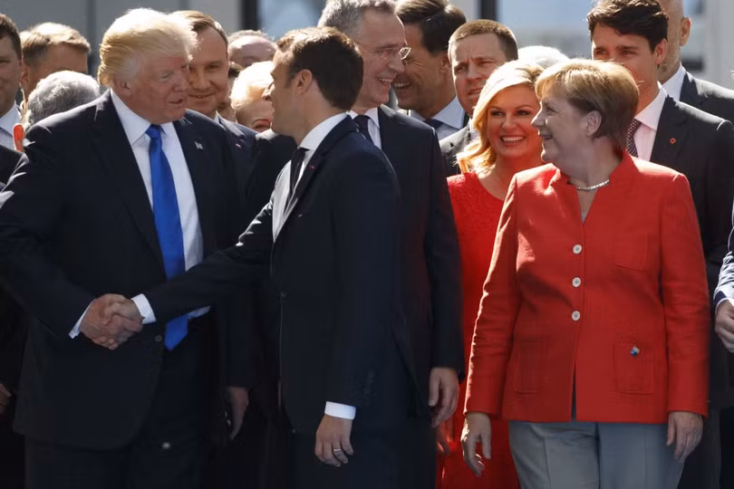 Tổng thống Mỹ Donald Trump và những cú bắt tay "khác người" ảnh 7