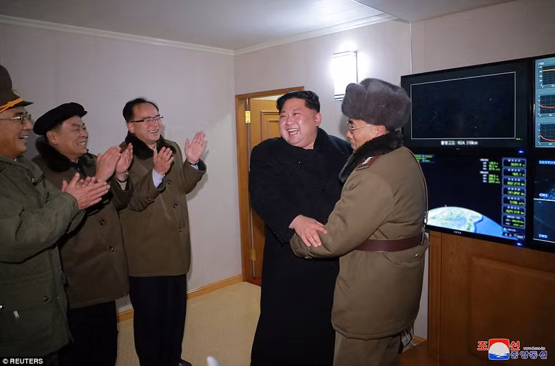 Triều Tiên phóng tên lửa ICBM: Ông Kim Jong un cười mãn nguyện, thế giới chấn động ảnh 2