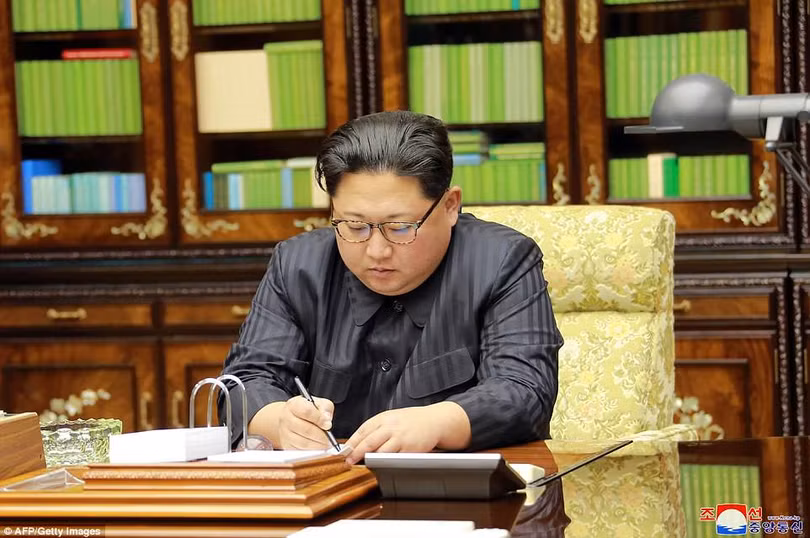 Triều Tiên phóng tên lửa ICBM: Ông Kim Jong un cười mãn nguyện, thế giới chấn động ảnh 17