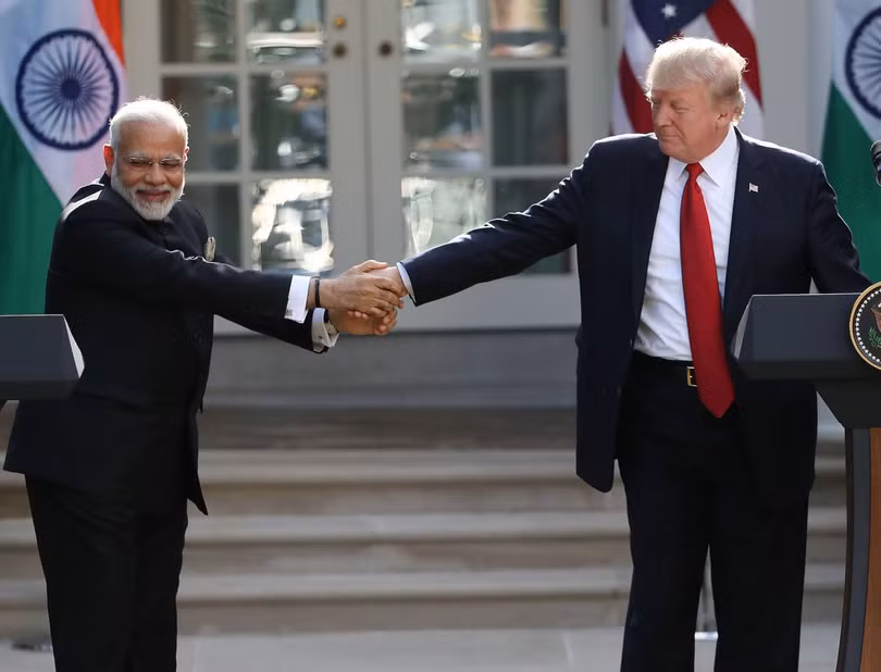 Tổng thống Mỹ Donald Trump và những cú bắt tay "khác người" ảnh 10