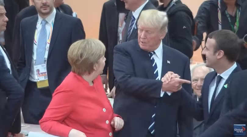 Tổng thống Mỹ Donald Trump và những cú bắt tay "khác người" ảnh 8