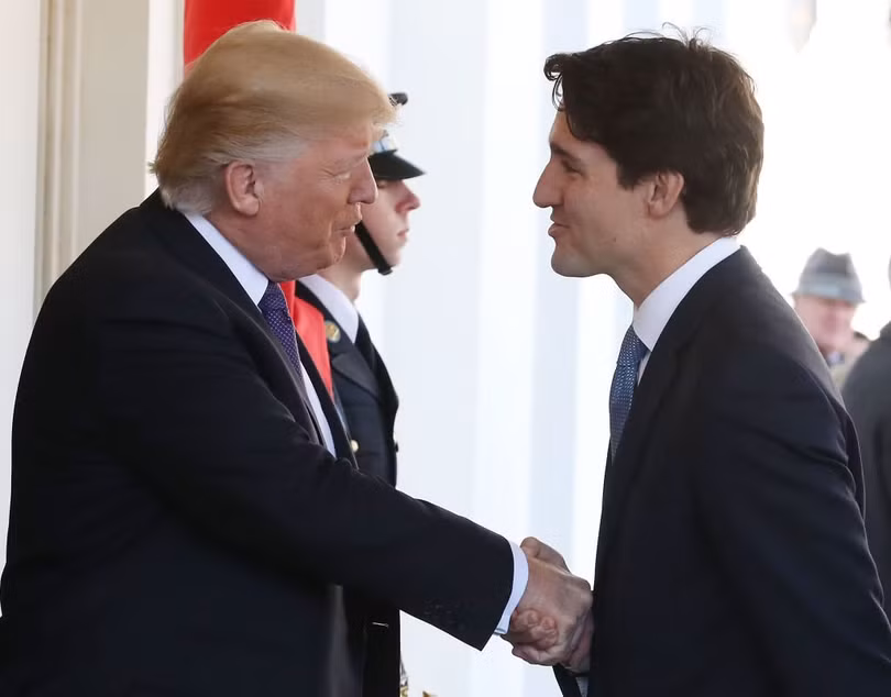 Tổng thống Mỹ Donald Trump và những cú bắt tay "khác người" ảnh 5