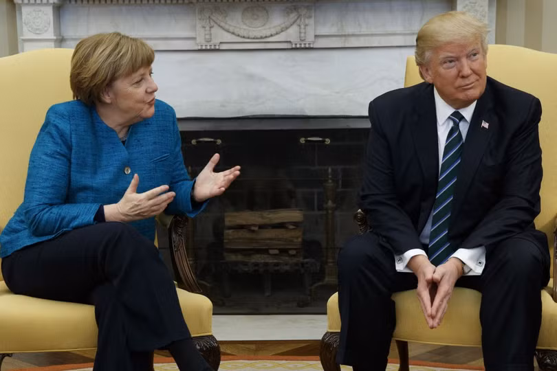 Tổng thống Mỹ Donald Trump và những cú bắt tay "khác người" ảnh 12