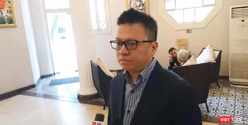 Ông Lê Quốc Minh – Phó Tổng Giám đốc Thông tấn Xã Việt Nam trao đổi với VietTimes (Ảnh: Minh Thúy)