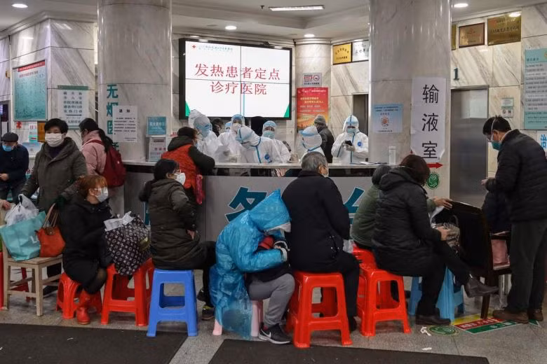 Nhân viên y tế cùng người dân tại thành phố Vũ Hán, Trung Quốc. Ảnh: AFP