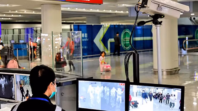 Camera đo thân nhiệt, phát hiện hành khách mắc bệnh viêm phổi lạ ở sân bay (Ảnh: Epoch Times)