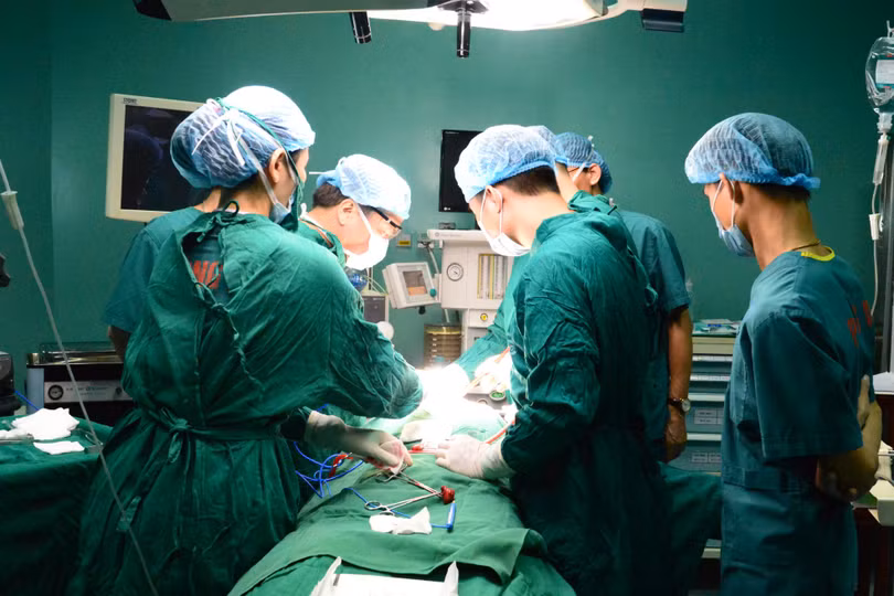 Các bác sĩ phẫu thuật cho nữ bệnh nhân nhập viện trong tình trạng khối u đã di căn. Ảnh: Bệnh viện Nội tiết Trung ương. 