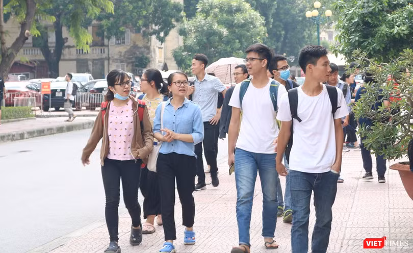 Sinh viên đến trường. Ảnh: Minh Thúy