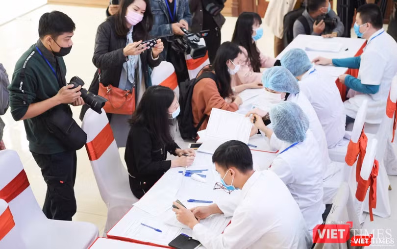 Các tình nguyện viên đăng ký tiêm thử vaccine phòng COVID-19 (Ảnh - Minh Thuý)
