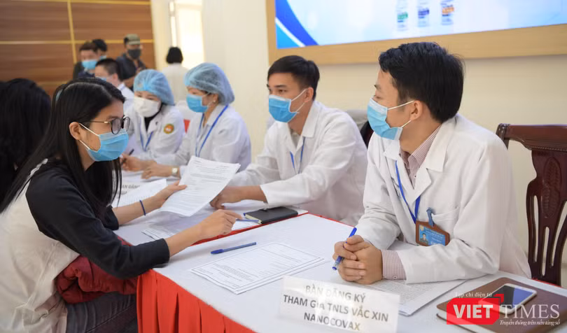 Bàn đăng ký tham gia thử nghiệm lâm sàng vaccine NANO COVAX (Ảnh: Minh Thuý) Bàn đăng ký tham gia thử nghiệm lâm sàng vaccine NANO COVAX (Ảnh: Minh Thuý)